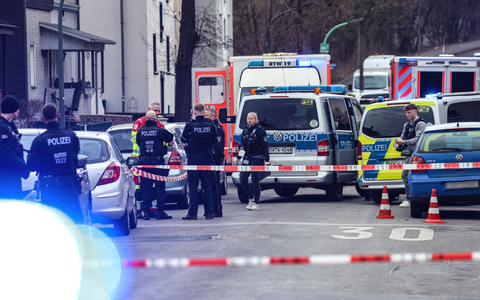 Nach einem tödlichen Schuss bei einem Polizeieinsatz sichern Einsatzkräfte die Stelle ab. - Foto: Alex Talash/dpa