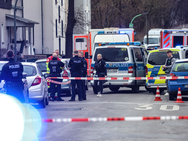 Nach einem tödlichen Schuss bei einem Polizeieinsatz sichern Einsatzkräfte die Stelle ab. - Foto: Alex Talash/dpa