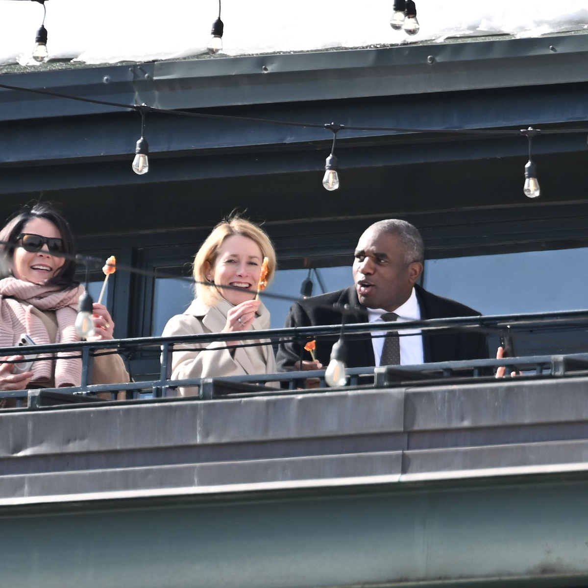 Solidarische Geste: Outfits in den Nationalfarben Kanadas. - Foto: Sebastian Gollnow/dpa
