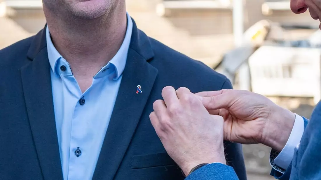 POL-WE: Im Zeichen der Solidarität - Polizeipräsident Krückemeier überreicht Schutzschleifen an HESSENMETALL Mittelhessen - Bild: presseportal.de