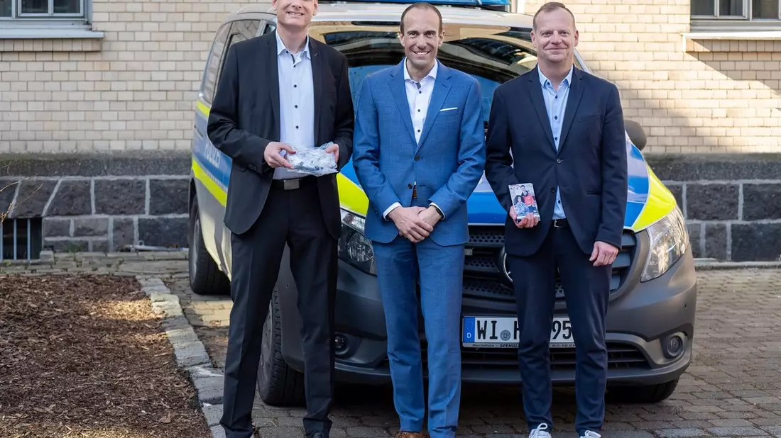 POL-LDK: Im Zeichen der Solidarität - Polizeipräsident Krückemeier überreicht Schutzschleifen an HESSENMETALL Mittelhessen - Bild: presseportal.de