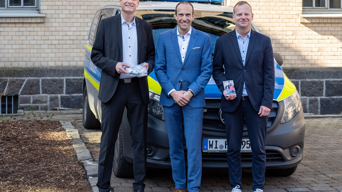 POL-LDK: Im Zeichen der Solidarität - Polizeipräsident Krückemeier überreicht Schutzschleifen an HESSENMETALL Mittelhessen - Foto: presseportal.de