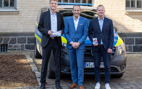 POL-LDK: Im Zeichen der Solidarität - Polizeipräsident Krückemeier überreicht Schutzschleifen an HESSENMETALL Mittelhessen - Foto: presseportal.de