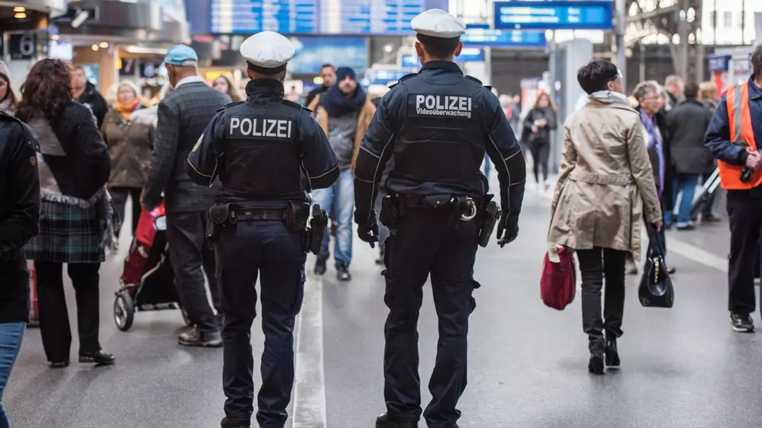 BPOL-HH: Per Haftbefehl gesuchter Mann entwendet Geldbörse im Schnellrestaurant im Hauptbahnhof- Festnahme durch Bundespolizei- - Bild: presseportal.de