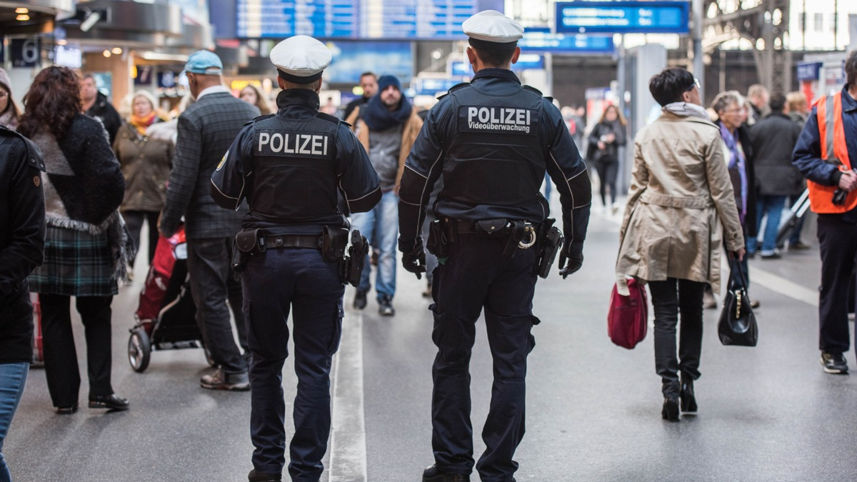 BPOL-HH: Hamburger Hauptbahnhof: Mutmaßlich hilfloser Mann wurde mit 3 Haftbefehlen gesucht und führt über 600 verschreibungspflichtige Tabletten mit sich-Festnahme und Zuführung durch Bundespolizei- - Foto: presseportal.de