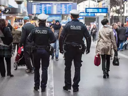 BPOL-HH: Unangemessenes Verhalten wird per Haftbefehl gesuchten Mann zum Verhängnis- Freundlichen Hinweis einer Bundespolizeistreife mit aggressiven Pöbeleien quittiert- - Foto: presseportal.de