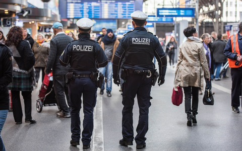 BPOL-HH: Hamburger Hauptbahnhof: Mutmaßlich hilfloser Mann wurde mit 3 Haftbefehlen gesucht und führt über 600 verschreibungspflichtige Tabletten mit sich-Festnahme und Zuführung durch Bundespolizei- - Foto: presseportal.de