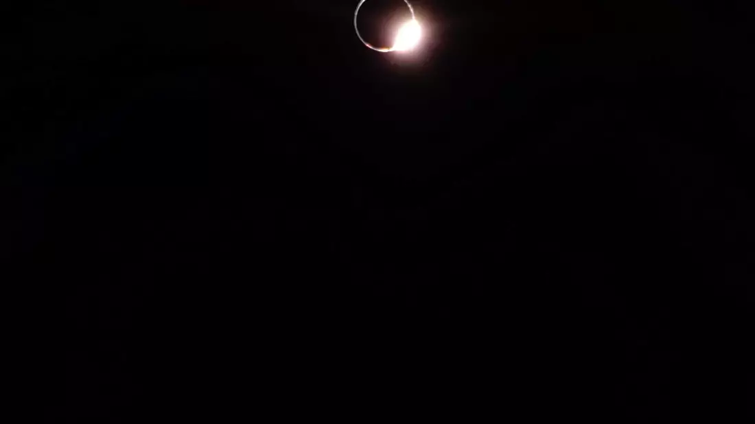 Die Erde verdeckt die Sonne.  - Bild: --/Firefly Aerospace/dpa