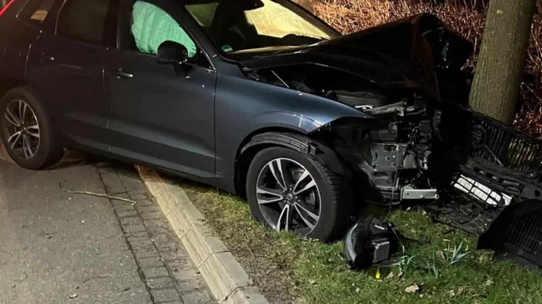 FFW Schiffdorf: Pkw prallt gegen Baum - Fahrerin kommt verletzt ins Krankenhaus - Bild: presseportal.de