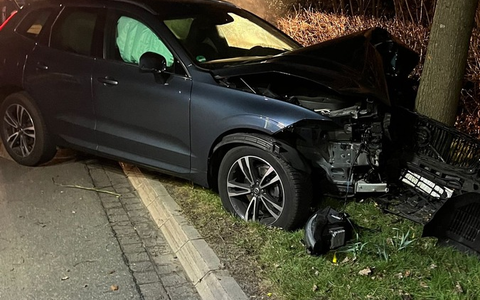 FFW Schiffdorf: Pkw prallt gegen Baum - Fahrerin kommt verletzt ins Krankenhaus - Foto: presseportal.de