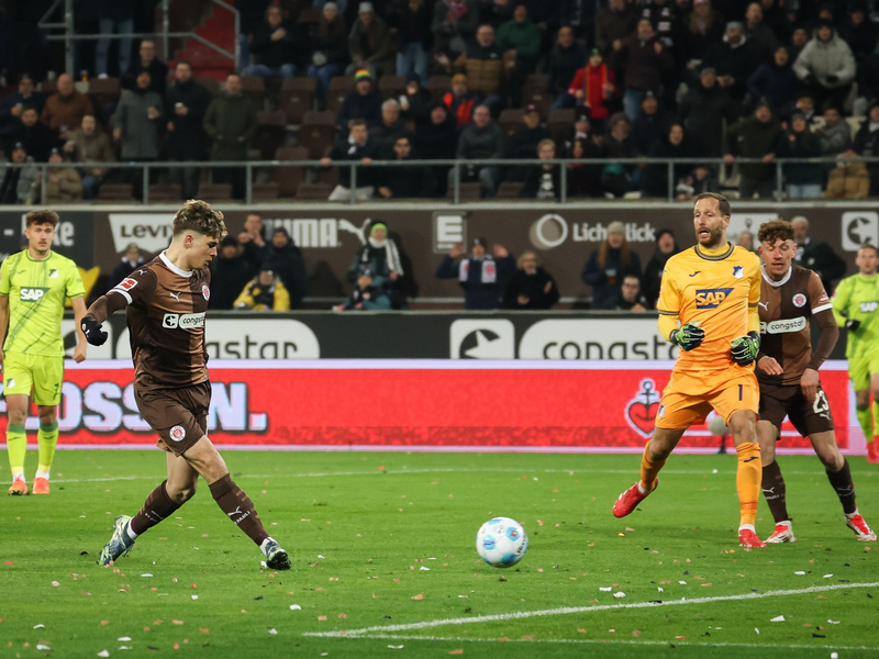 Zuversichtlich vor dem Spiel: FC St. Paulis Trainer Alexander Blessin - Foto: Christian Charisius/dpa