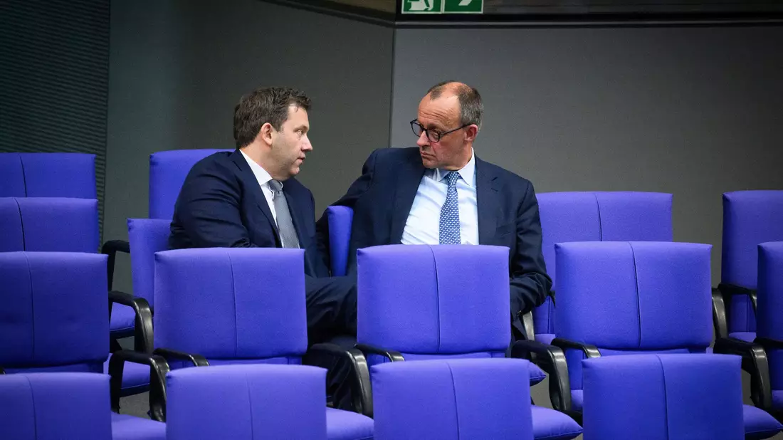 Nach der Finanzeinigung mit den Grünen beginnt für die Koalitionsverhandler das Ringen um die Details: SPD-Fraktionschef Klingbeil und Unionsfraktionschef Merz. - Bild: Bernd von Jutrczenka/dpa