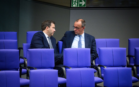 Nach der Finanzeinigung mit den Grünen beginnt für die Koalitionsverhandler das Ringen um die Details: SPD-Fraktionschef Klingbeil und Unionsfraktionschef Merz. - Foto: Bernd von Jutrczenka/dpa