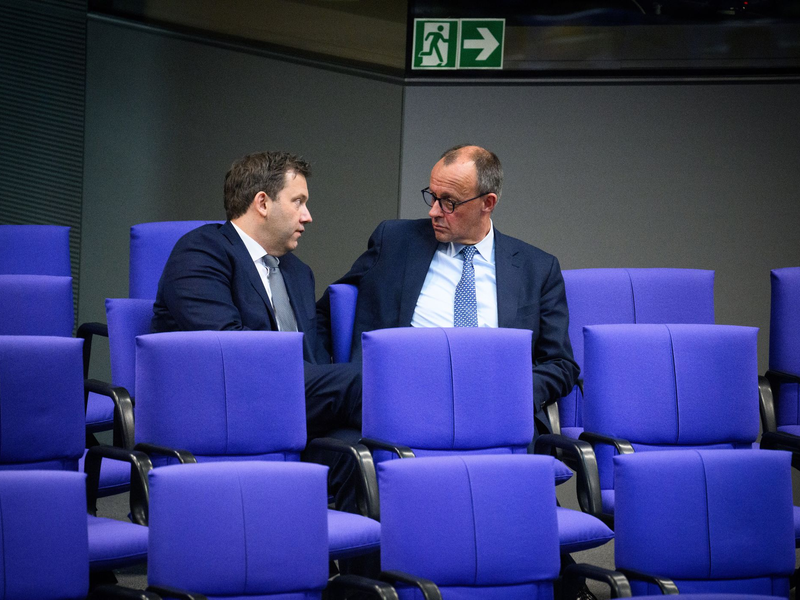 Nach der Finanzeinigung mit den Grünen beginnt für die Koalitionsverhandler das Ringen um die Details: SPD-Fraktionschef Klingbeil und Unionsfraktionschef Merz. - Foto: Bernd von Jutrczenka/dpa