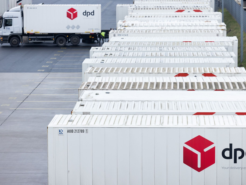 Ein Berg an Paketen, hier in einem Paketzentrum von DPD - an Logistikstandorten anderer Dienstleister sind es ähnlich große Massen. - Foto: Rolf Vennenbernd/dpa