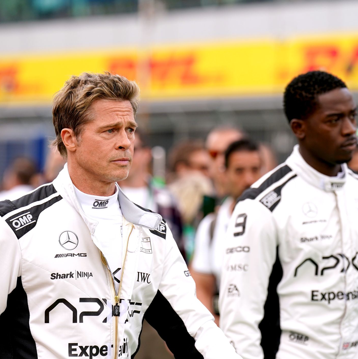 Brad Pitt (l) und Damson Idris, beim Dreh von «F1». - Foto: Tim Goode/PA Wire/dpa