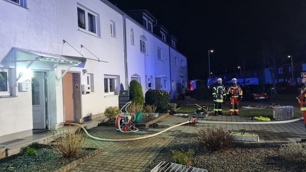 FW Düren: Brand eines Anbaus greift auf Fassade über - Foto: presseportal.de