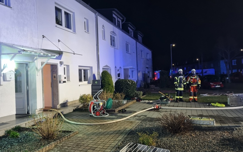 FW Düren: Brand eines Anbaus greift auf Fassade über - Foto: presseportal.de