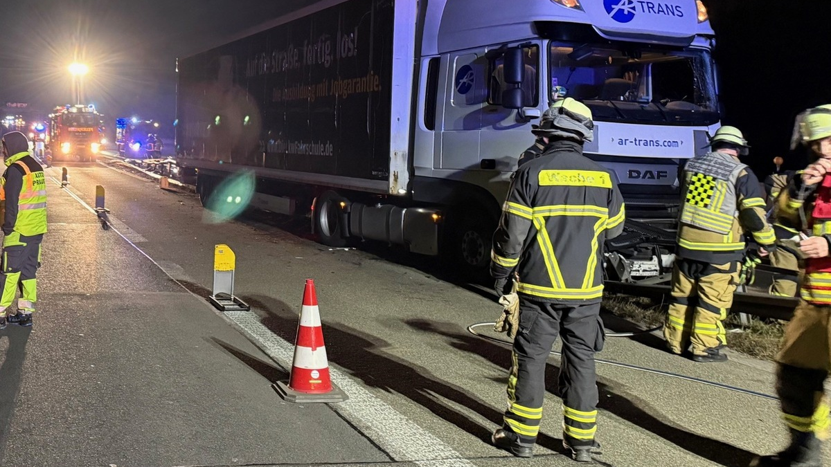 FW-SG: Schwerer Lkw-Unfall im Autobahnkreuz Hilden - Foto: presseportal.de