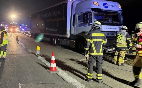 FW-SG: Schwerer Lkw-Unfall im Autobahnkreuz Hilden - Foto: presseportal.de