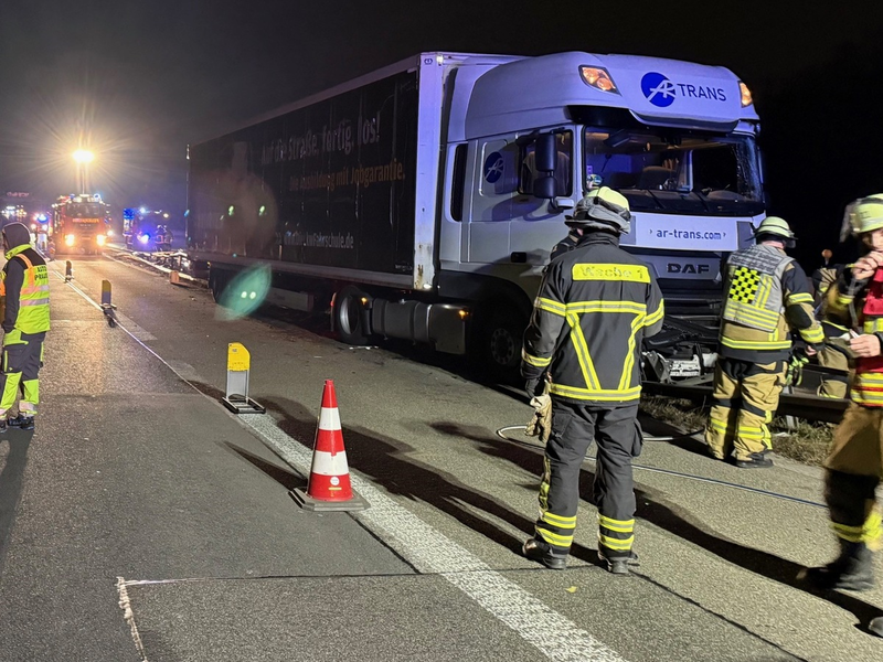 FW-SG: Schwerer Lkw-Unfall im Autobahnkreuz Hilden - Foto: presseportal.de