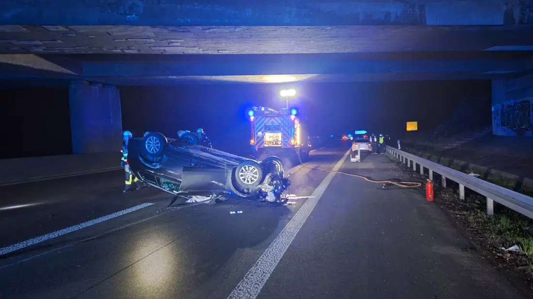 FW-E: Schwerer Verkehrsunfall auf der BAB 52 - zwei Fahrzeuge überschlagen sich - Bild: presseportal.de