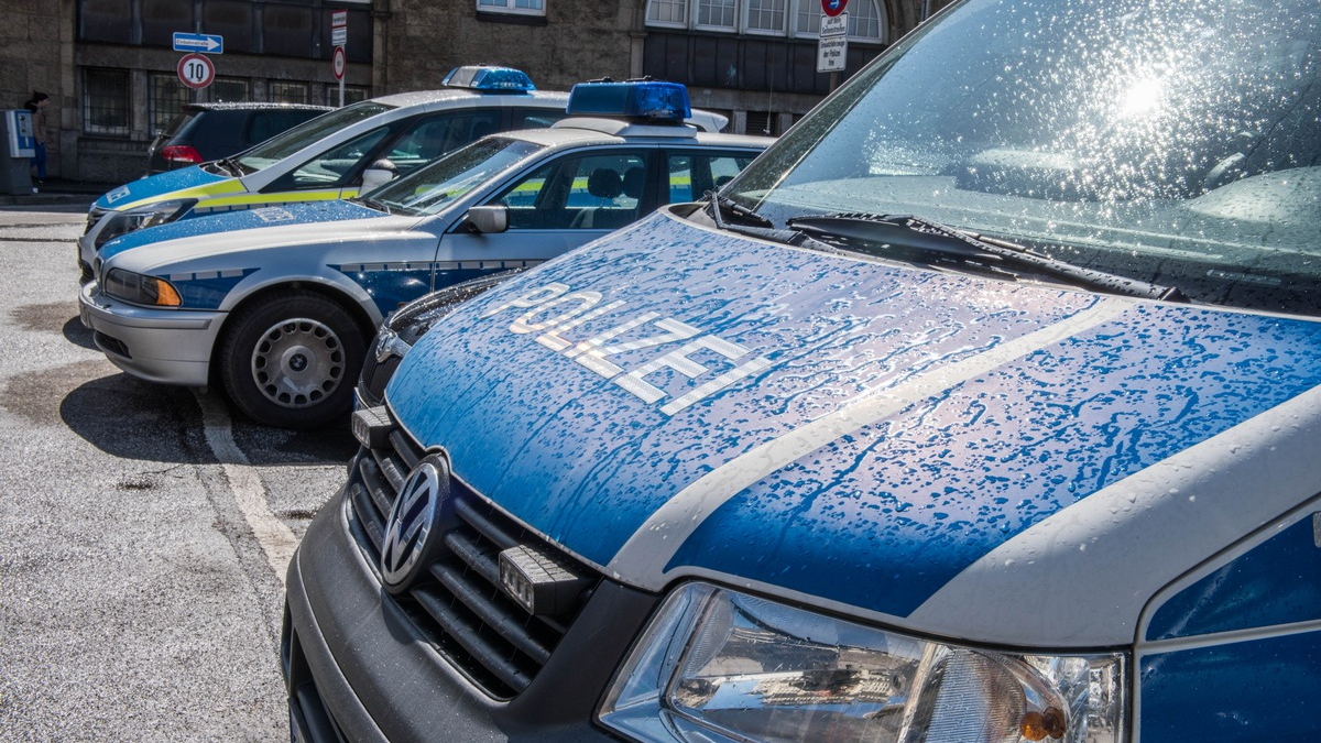 BPOL-HH: Herrenloser Rollkoffer sorgte für umfangreiche Einsatzmaßnahmen der Bundespolizei im Hamburger Hauptbahnhof - Spezialisten vom Entschärfungsdienst der Bundespolizei im Einsatz- - Foto: presseportal.de