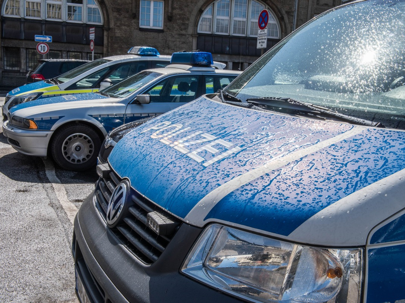 BPOL-HH: Herrenloser Rollkoffer sorgte für umfangreiche Einsatzmaßnahmen der Bundespolizei im Hamburger Hauptbahnhof - Spezialisten vom Entschärfungsdienst der Bundespolizei im Einsatz- - Foto: presseportal.de