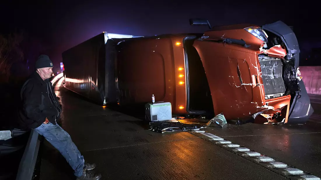 Lastwagen kippen in starken Stürmen um. - Bild: Robert Cohen/St. Louis Post-Dispatch via AP/dpa