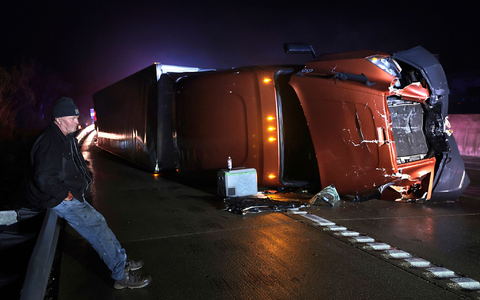 Mehrere Lastwagen kippen um. - Foto: Robert Cohen/St. Louis Post-Dispatch via AP/dpa