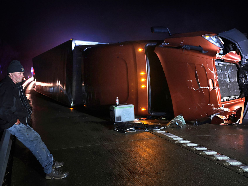 Lastwagen kippt im starken Sturm um  - Foto: Robert Cohen/St. Louis Post-Dispatch via AP/dpa