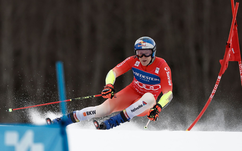 Marco Odermatt bleibt das Maß der Dinge im Gesamtweltcup. - Foto: Gabriele Facciotti/AP/dpa