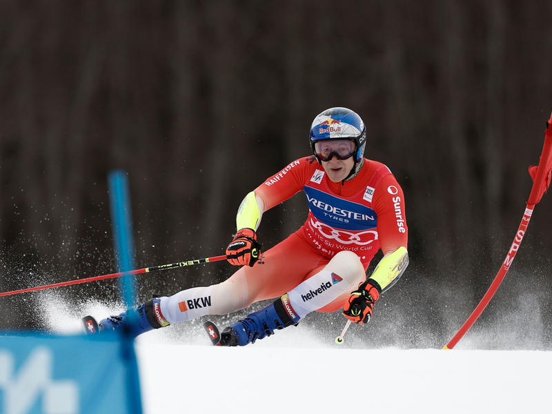 Marco Odermatt bleibt das Maß der Dinge im Gesamtweltcup. - Foto: Gabriele Facciotti/AP/dpa
