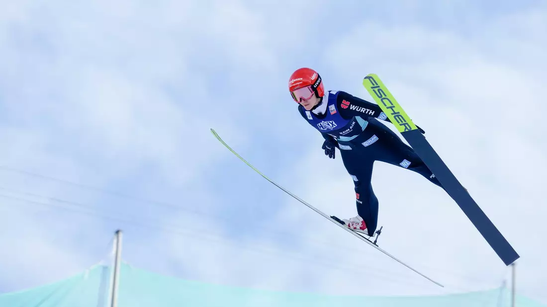 Weiter als die Slowenen: Andreas Wellinger (M). - Bild: Terje Bendiksby/NTB/dpa