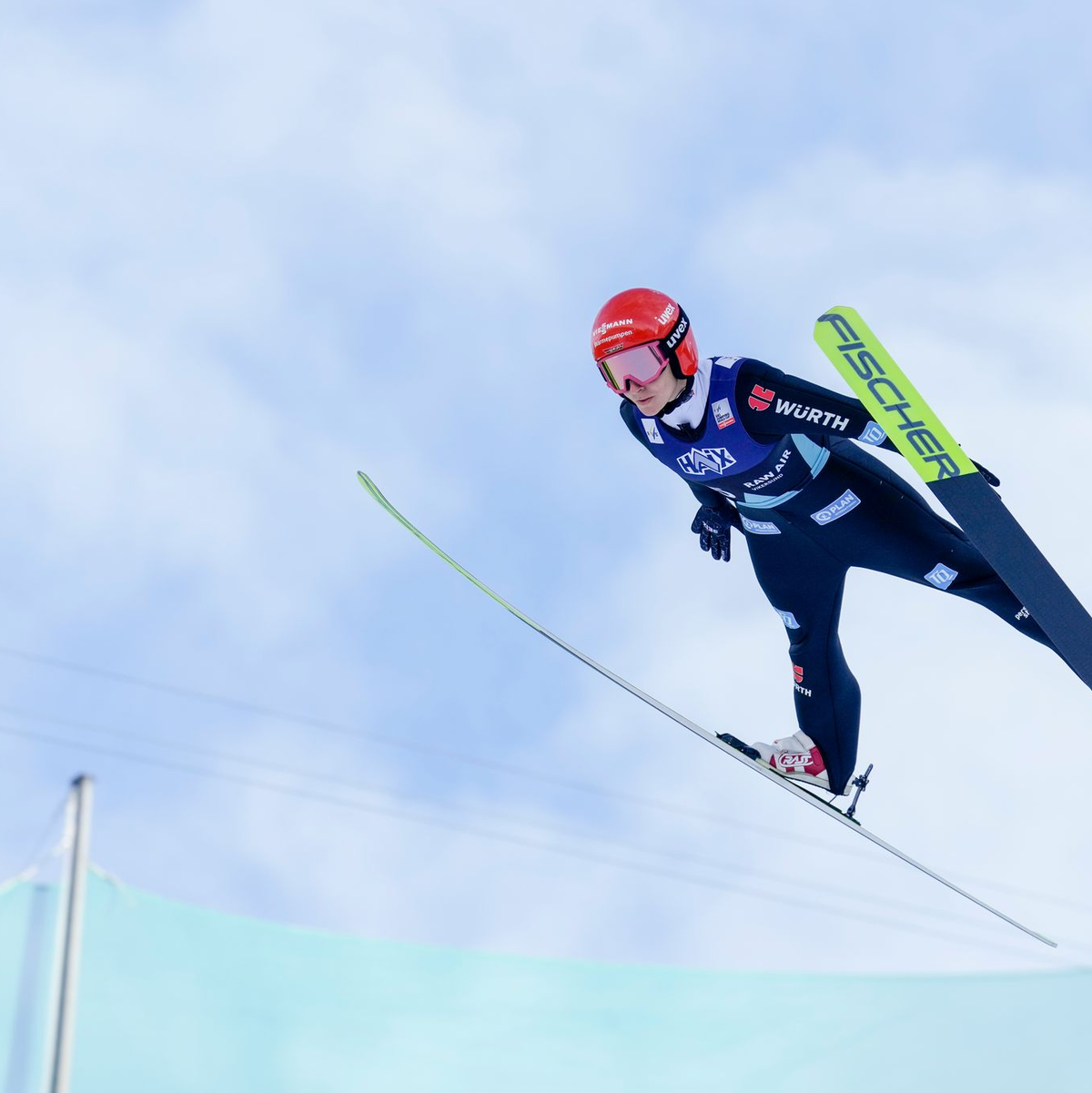 Nika Prevc bejubelt ihren Sieg. - Foto: Terje Bendiksby/NTB/dpa