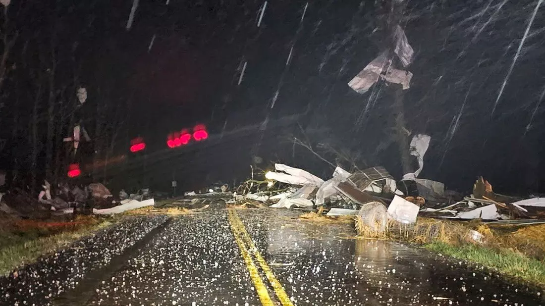 Stürme und Tornados peitschen über den Süden der USA. - Bild: Trooper Austin James/Missouri State Highway Patrol/AP/dpa