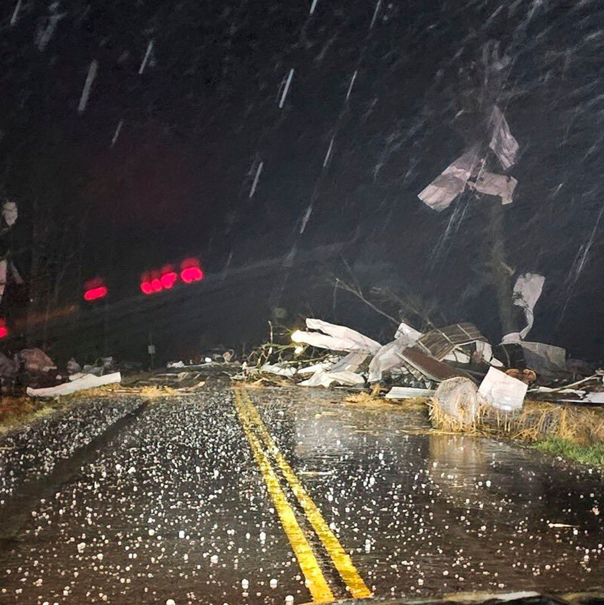 Stürme und Tornados peitschen über den Süden der USA. - Foto: Trooper Austin James/Missouri State Highway Patrol/AP/dpa