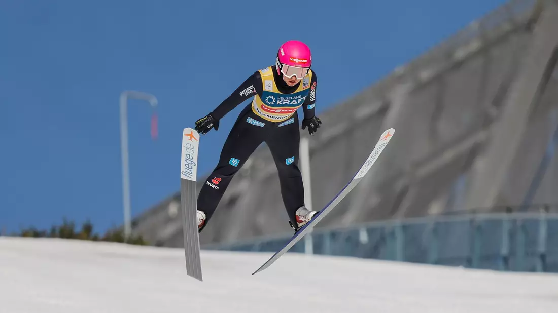 Kombiniererin Nathalie Armbruster beim Skispringen in Oslo. - Bild: Christoffer Andersen/NTB/dpa