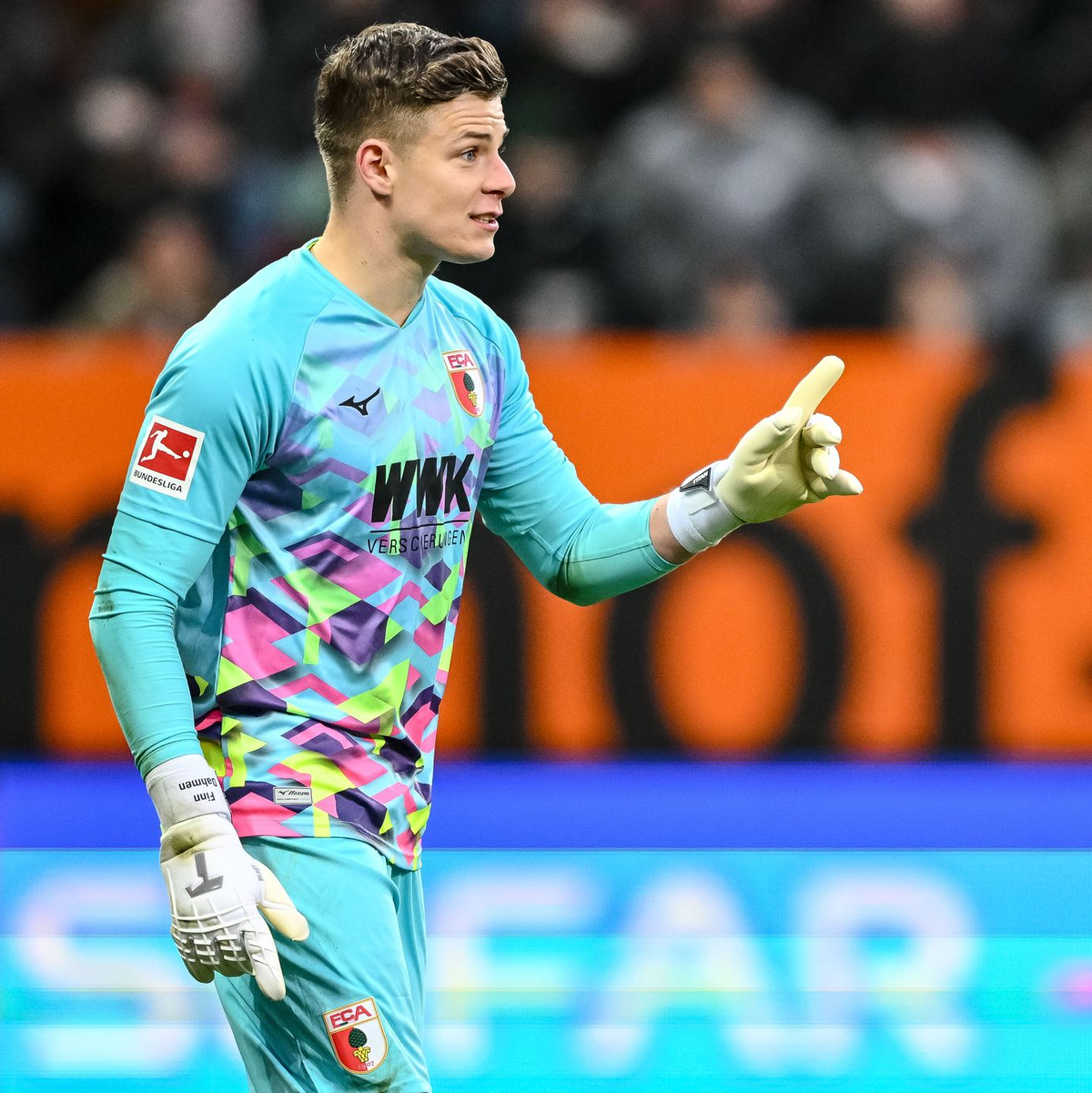 Augsburgs Coach Sandro Wagner stand schon vor dem Duell gegen Wolfsburg unter Druck. - Foto: Harry Langer/dpa