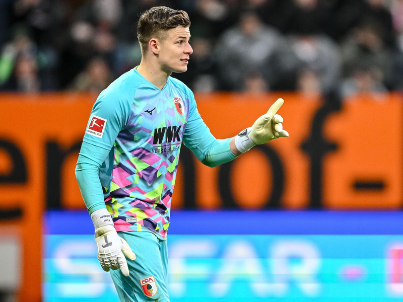 Augsburgs Marius Wolf spielt den Ball an Joakim Maehle von Wolfsburg vorbei. - Foto: Harry Langer/dpa