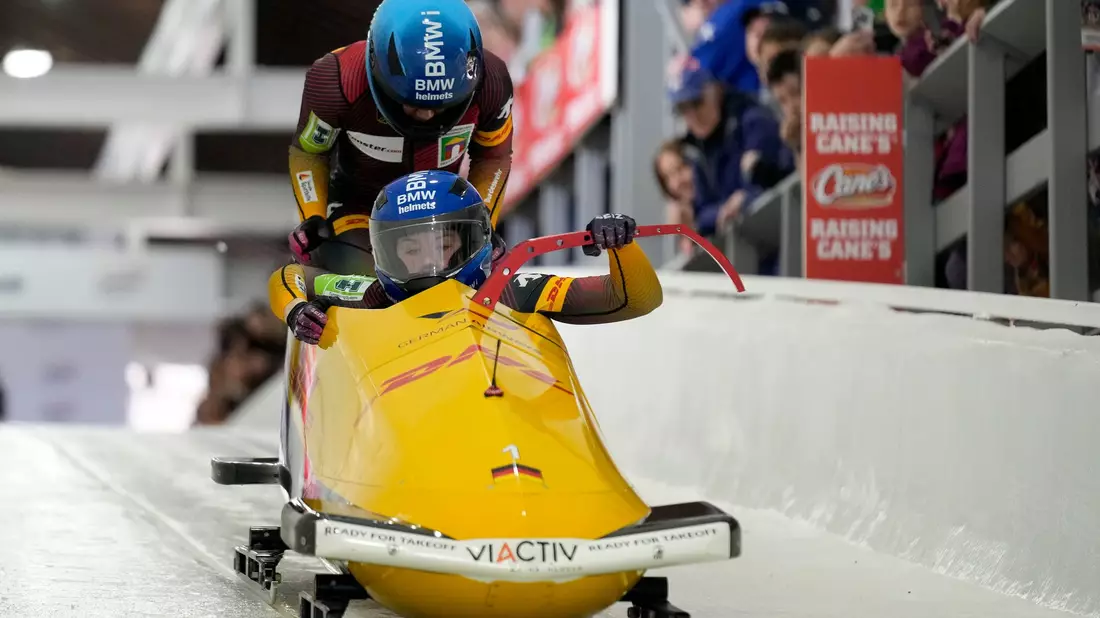  Laura Nolte (vorne) und Deborah Levi stehen vor ihrem ersten WM-Titel im Zweierbob. - Bild: Seth Wenig/AP/dpa