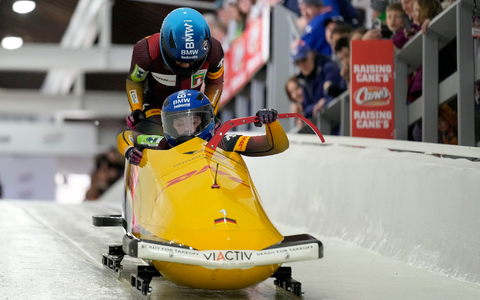Laura Nolte (vorne) und Deborah Levi stehen vor ihrem ersten WM-Titel im Zweierbob. - Foto: Seth Wenig/AP/dpa Laura Nolte (vorne) und Deborah Levi stehen vor ihrem ersten WM-Titel im Zweierbob. - Foto: Seth Wenig/AP/dpa