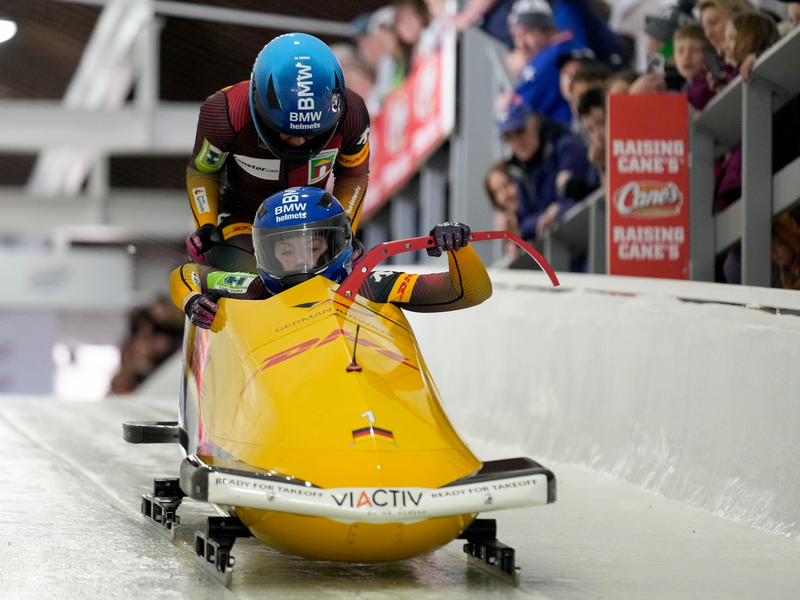 Laura Nolte (vorne) und Deborah Levi stehen vor ihrem ersten WM-Titel im Zweierbob. - Foto: Seth Wenig/AP/dpa