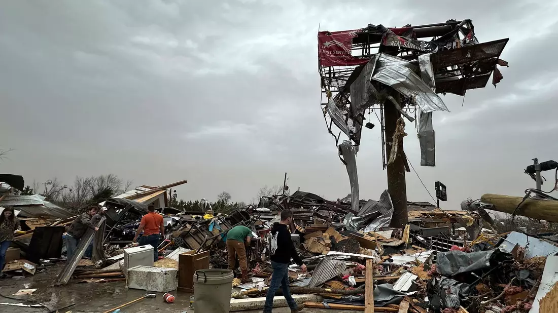 Ein schweres Unwetter hinterlässt im Ort Cave City in Arkansas Trümmer. - Bild: Staci Vandagriff/Arkansas Democrat-Gazette/AP/dpa