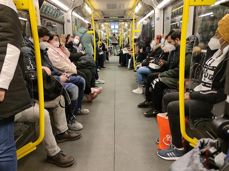 Vollbesetzte U-Bahn während der Corona-Pandemie (Archiv) - Foto: über dts Nachrichtenagentur