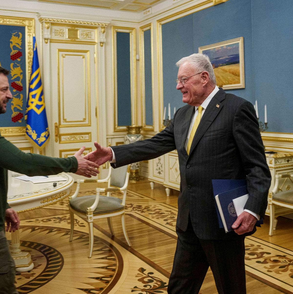 Trump hat seinen Sondergesandten Kellogg degradiert. War er dem Kreml zu proukrainisch? (Archivbild) - Foto: Evgeniy Maloletka/AP/dpa