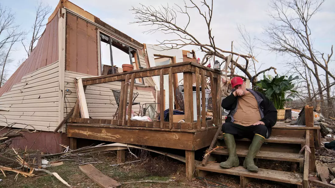 In Missouri starben mindestens zwölf Menschen infolge der Unwetter.  - Bild: Jeff Roberson/AP/dpa