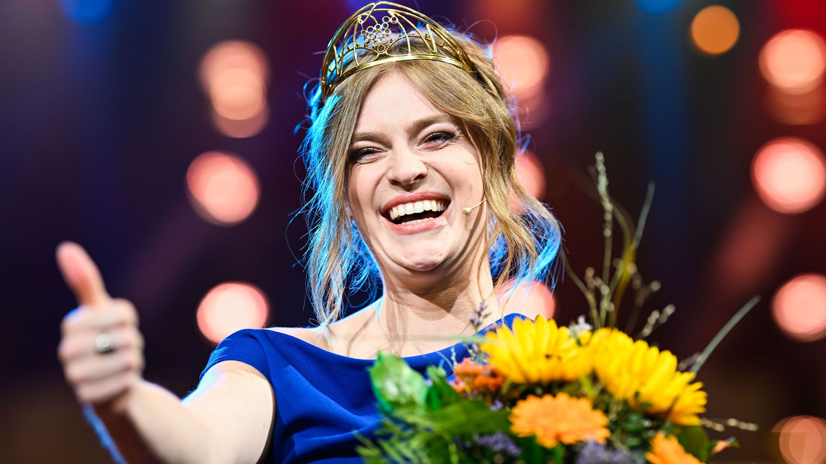 Auf die amtierende Weinkönigin Charlotte Weihl könnte erstmals ein Mann folgen (Archivfoto) - Foto: Uwe Anspach/dpa