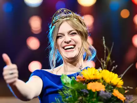 Auf die amtierende Weinkönigin Charlotte Weihl könnte erstmals ein Mann folgen (Archivfoto) - Foto: Uwe Anspach/dpa