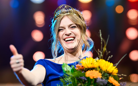 Auf die amtierende Weinkönigin Charlotte Weihl könnte erstmals ein Mann folgen (Archivfoto) - Foto: Uwe Anspach/dpa